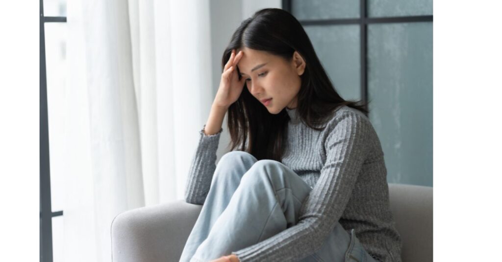 人生の転機の前に無気力を感じて一人で考え込む女性