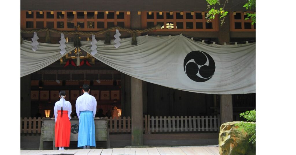 神社に呼ばれる人の特徴をイメージする参拝風景

