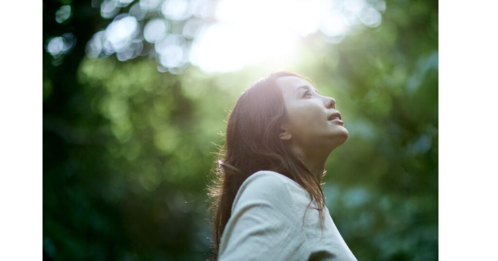 本来の自分に戻るスピリチュアルな気づきを得る女性
