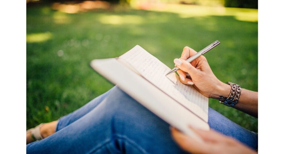 本来の自分を取り戻すために本音を書き出す女性