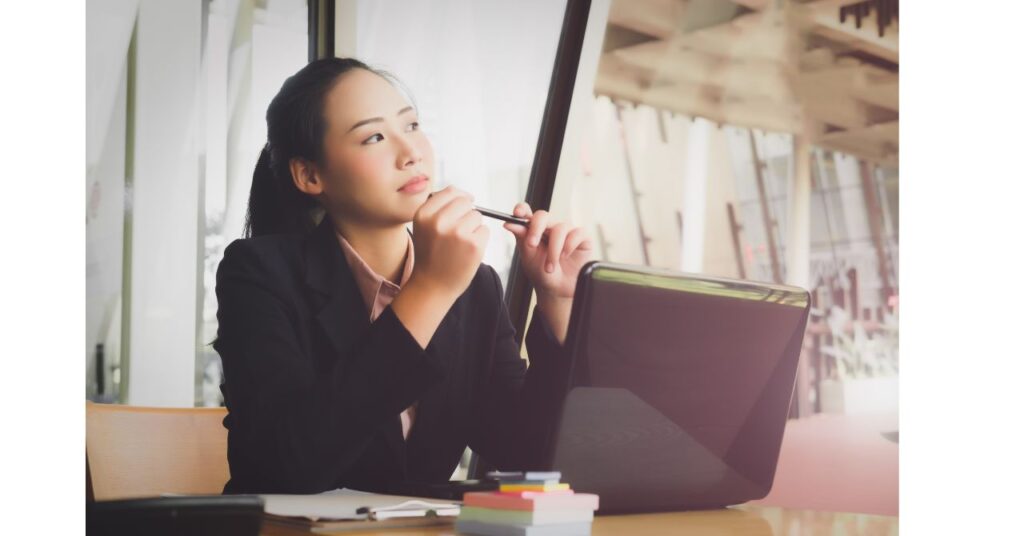 復縁占いの口コミを知恵袋で調べる女性