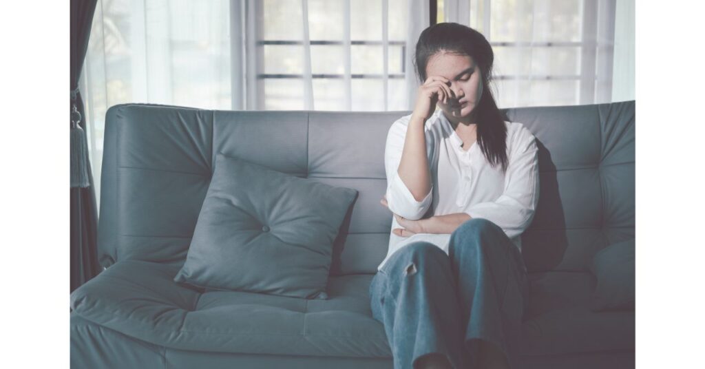 復縁占いは嘘なのか悩む女性