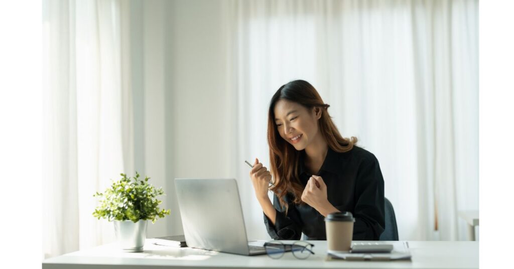 独身女性が将来について占いを参考に考えるイメージ画像